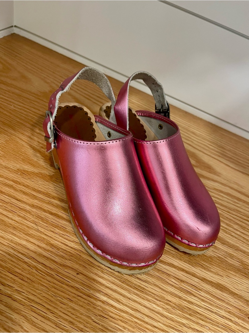 Cute metallic pink Hanna Andersson clogs 32 girls